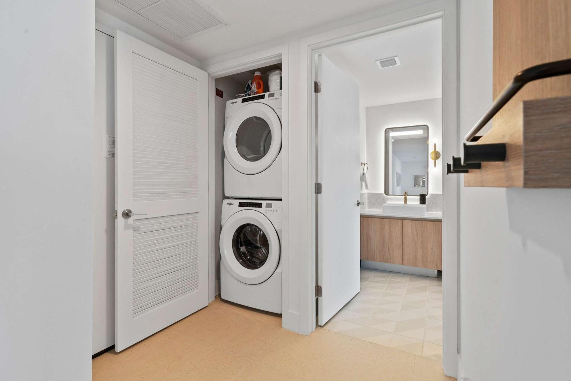 Orange Crush - Resort-style Amenities & Location Apartamento